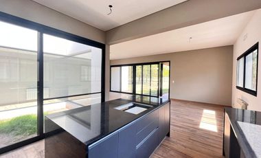 Venta casa de tres dormitorios en PB con galería y pileta - La Rinconada Ibarlucea