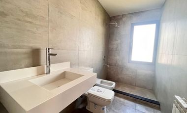 Venta casa de tres dormitorios en PB con galería y pileta - La Rinconada Ibarlucea