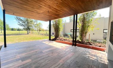 Venta casa de tres dormitorios en PB con galería y pileta - La Rinconada Ibarlucea