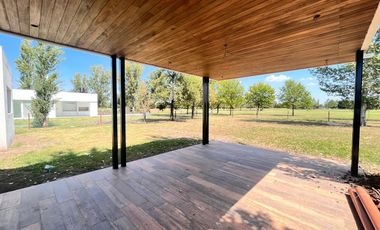 Venta casa de tres dormitorios en PB con galería y pileta - La Rinconada Ibarlucea