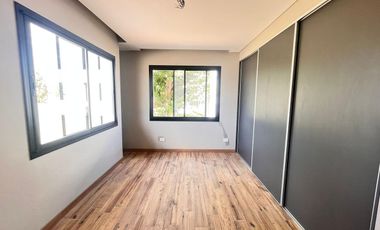 Venta casa de tres dormitorios en PB con galería y pileta - La Rinconada Ibarlucea