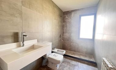 Venta casa de tres dormitorios en PB con galería y pileta - La Rinconada Ibarlucea