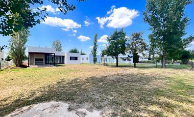 Venta casa de tres dormitorios en PB con galería y pileta - La Rinconada Ibarlucea