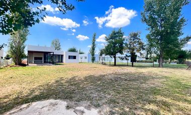 Venta casa de tres dormitorios en PB con galería y pileta - La Rinconada Ibarlucea