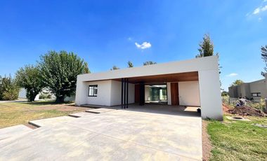 Venta casa de tres dormitorios en PB con galería y pileta - La Rinconada Ibarlucea