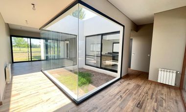 Venta casa de tres dormitorios en PB con galería y pileta - La Rinconada Ibarlucea