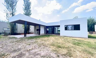 Venta casa de tres dormitorios en PB con galería y pileta - La Rinconada Ibarlucea