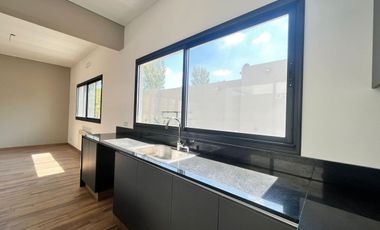 Venta casa de tres dormitorios en PB con galería y pileta - La Rinconada Ibarlucea