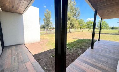 Venta casa de tres dormitorios en PB con galería y pileta - La Rinconada Ibarlucea