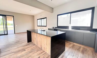 Venta casa de tres dormitorios en PB con galería y pileta - La Rinconada Ibarlucea