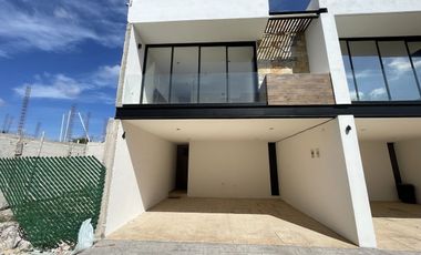 En venta townhouse con acabados premium en Cholul.