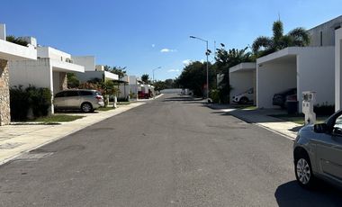 EN VENTA CASA EN CONKAL. PRIVADA 
