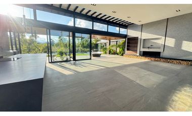 Hermosa casa para estrenar en unidad cerrada en Llanogrande LDC