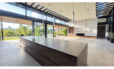 Hermosa casa para estrenar en unidad cerrada en Llanogrande LDC