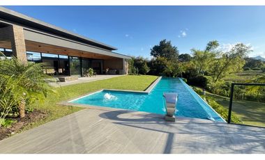 Hermosa casa para estrenar en unidad cerrada en Llanogrande LDC