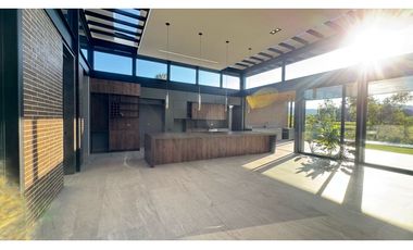 Hermosa casa para estrenar en unidad cerrada en Llanogrande LDC