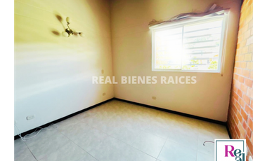 VENDO CASA MEDIANERA EN UNIDAD ABIERTA EN LA CEJA, ANTIOQUIA