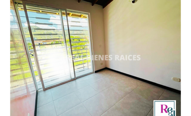 VENDO CASA MEDIANERA EN UNIDAD ABIERTA EN LA CEJA, ANTIOQUIA