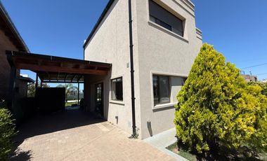 Venta casa de cuatro dormitorios con galería y cochera. Tierra de Sueños 3, Roldán