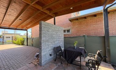 Venta casa de cuatro dormitorios con galería y cochera. Tierra de Sueños 3, Roldán