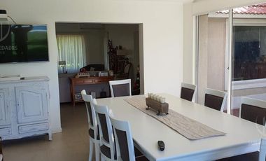 Casa con piscina y amplio jardin en El Lauquen, Canning
