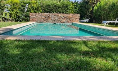 Casa con piscina y amplio jardin en El Lauquen, Canning