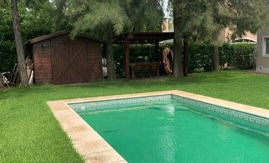 Casa con piscina y amplio jardin en El Lauquen, Canning