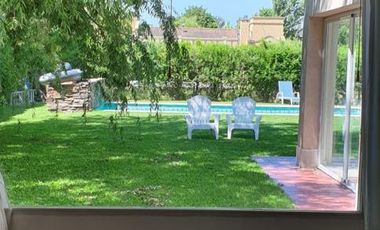 Casa con piscina y amplio jardin en El Lauquen, Canning