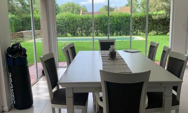 Casa con piscina y amplio jardin en El Lauquen, Canning