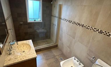 Casa con piscina y amplio jardin en El Lauquen, Canning