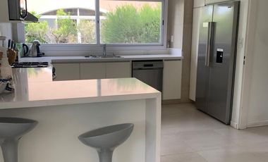 Casa con piscina y amplio jardin en El Lauquen, Canning