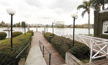 Casa con piscina y amplio jardin en El Lauquen, Canning
