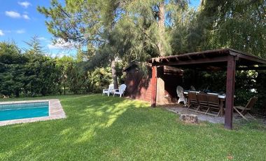 Casa con piscina y amplio jardin en El Lauquen, Canning