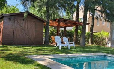 Casa con piscina y amplio jardin en El Lauquen, Canning