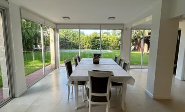 Casa con piscina y amplio jardin en El Lauquen, Canning