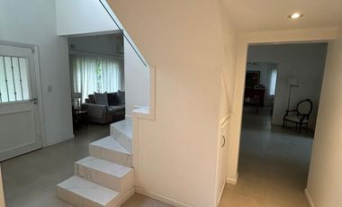 Casa con piscina y amplio jardin en El Lauquen, Canning