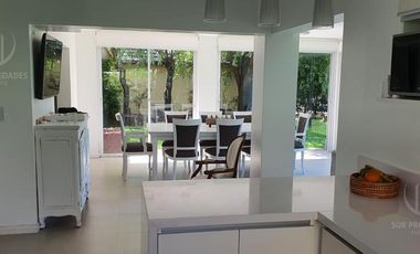 Casa con piscina y amplio jardin en El Lauquen, Canning