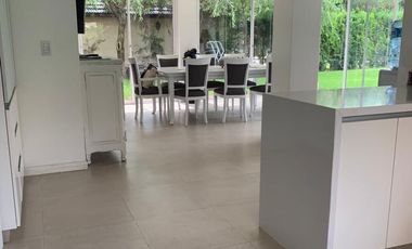 Casa con piscina y amplio jardin en El Lauquen, Canning