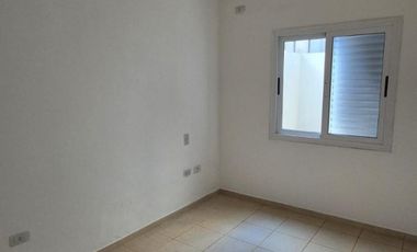CASA DE DOS DORMITORIOS EN ALQUILER EN VILLA SARITA.-
