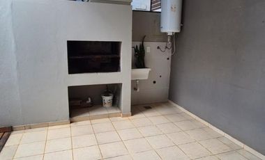 CASA DE DOS DORMITORIOS EN ALQUILER EN VILLA SARITA.-