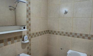 CASA DE DOS DORMITORIOS EN ALQUILER EN VILLA SARITA.-