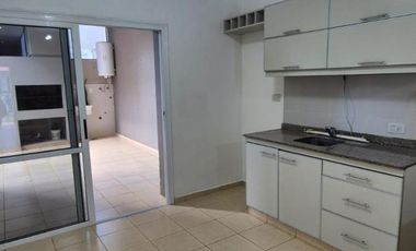 CASA DE DOS DORMITORIOS EN ALQUILER EN VILLA SARITA.-