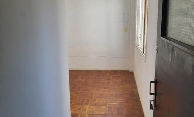 Alquiler de oficina de 40 m2 en Tacuarí al 200