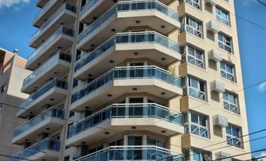 PRECIOSO DPTO 2 DORMITORIOS EN ALQUILER EN EL CENTRO DE LA CIUDAD, CON VISTA AL RÍO.-
