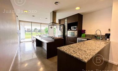 Casa en venta en el Country Club El Venado, Canning. Lote en esquina.