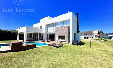 Casa en venta en el Country Club El Venado, Canning. Lote en esquina.