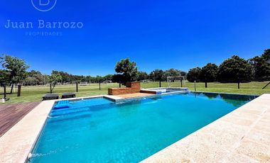 Casa en venta en el Country Club El Venado, Canning. Lote en esquina.