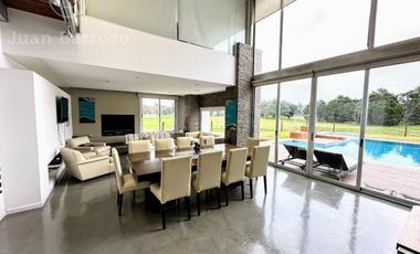 Casa en venta en el Country Club El Venado, Canning. Lote en esquina.