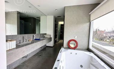 Casa en venta en el Country Club El Venado, Canning. Lote en esquina.
