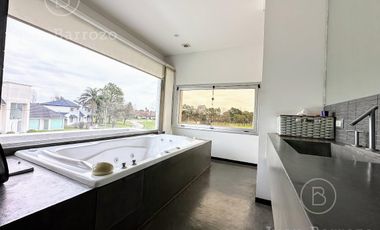 Casa en venta en el Country Club El Venado, Canning. Lote en esquina.